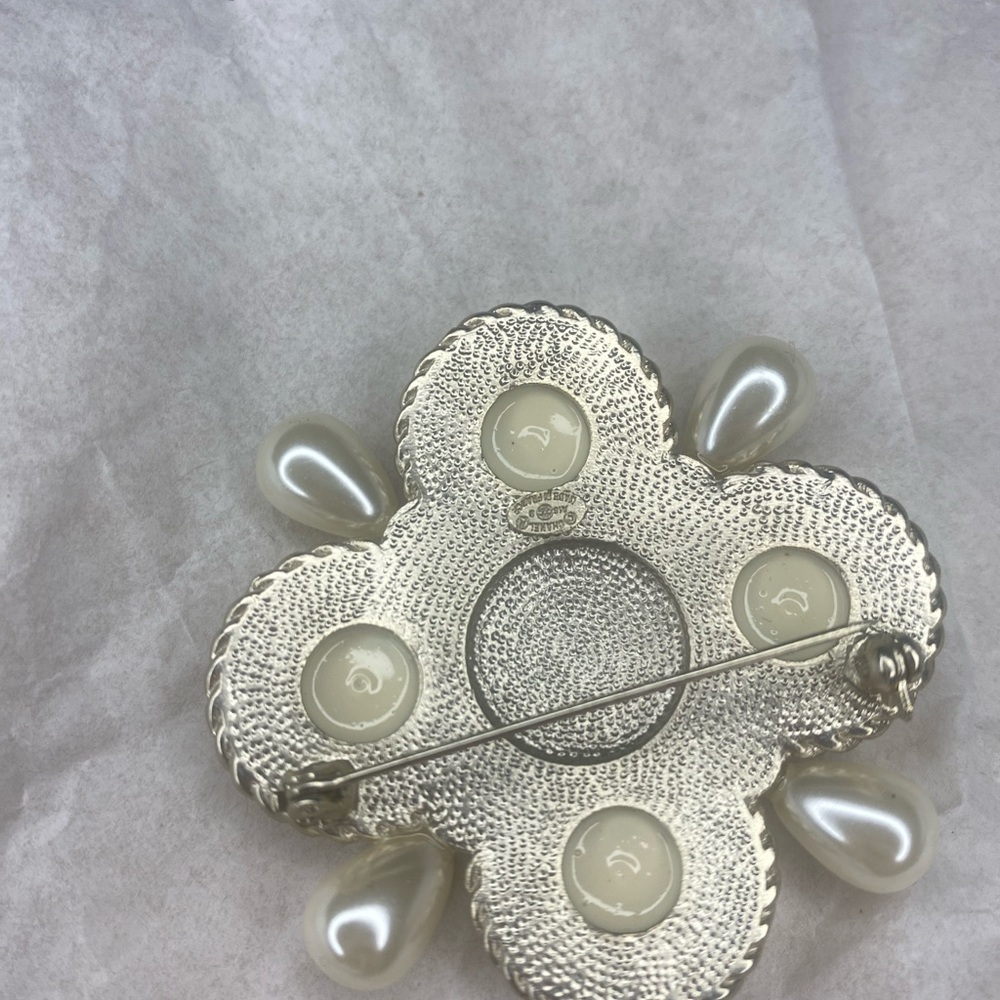 Vintage CHANEL 2018 Autumn Faux Pearl & Resin CC Logo Brooch Pin - Picture 11 of 13